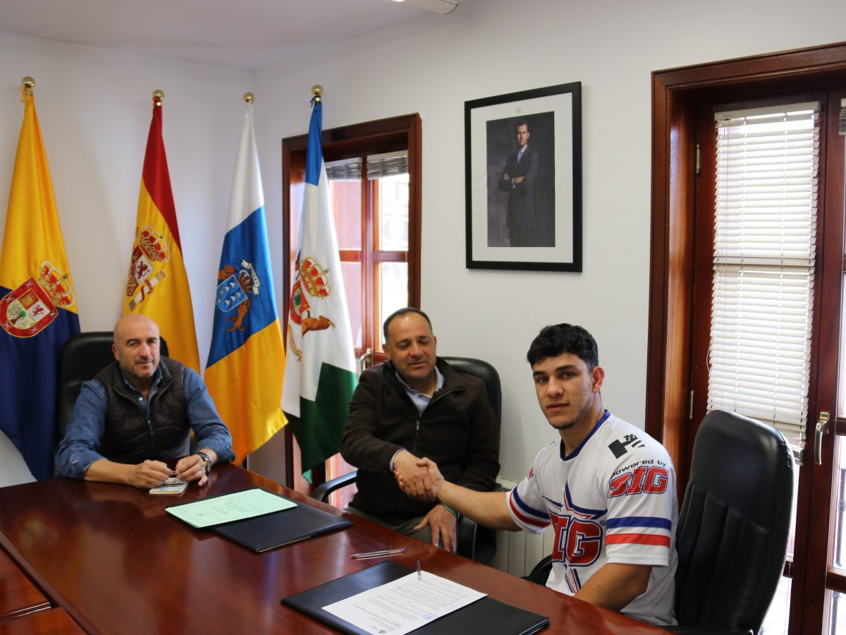 JOSE CARLOS SUAREZ FIRMA EL CONVENIO DE COLABORACION